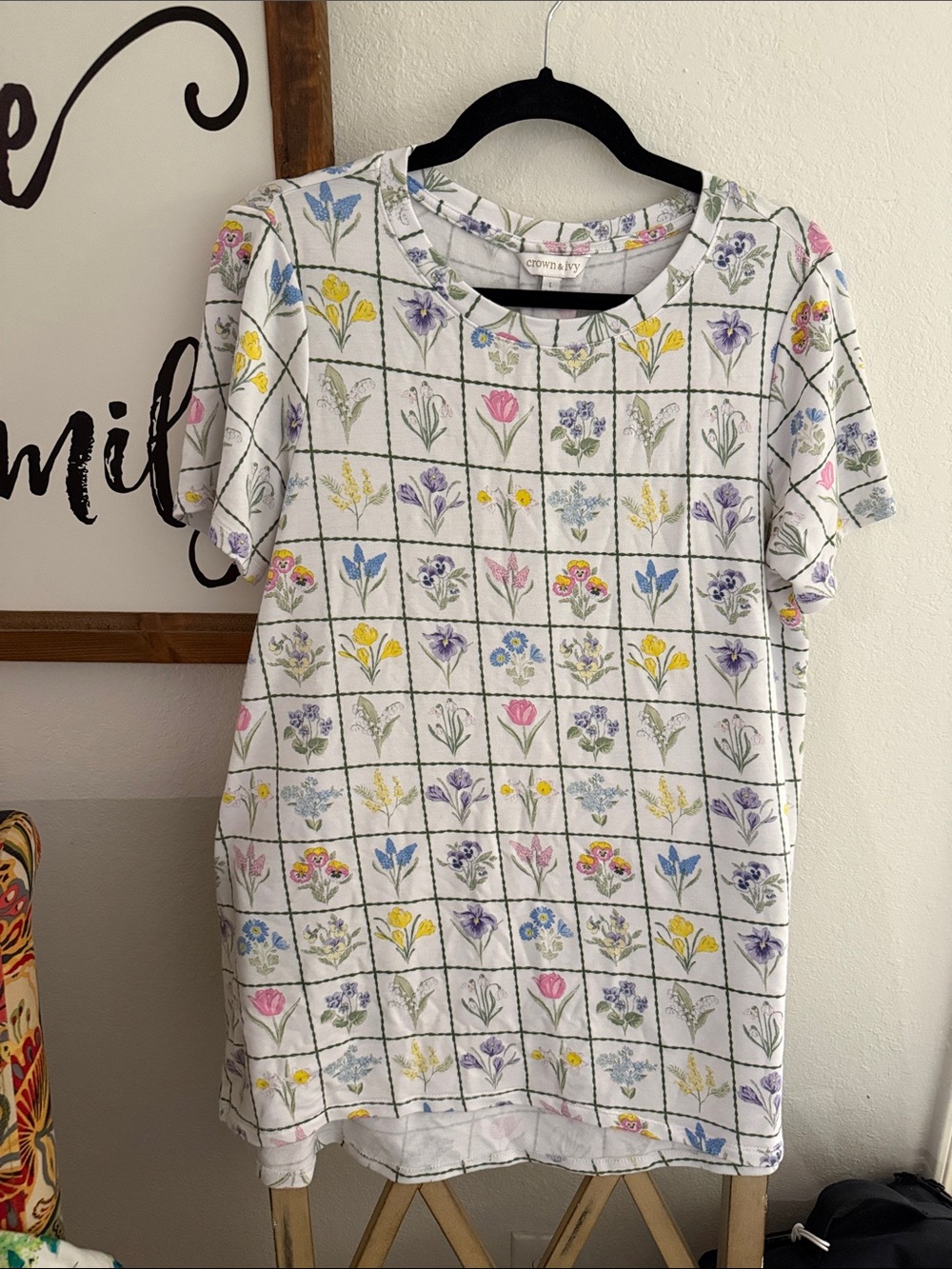 crown & ivy White Floral Grid Tee